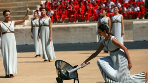 Δείτε LIVE: Η Ολυμπιακή Φλόγα στην Σπάρτη με λαμπαδηδρόμους τους Τζέραρντ Μπάτλερ και Μπίλι Ζέιν