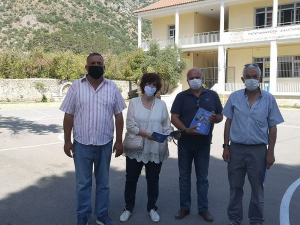 Παράδοση λευκωμάτων με αφιέρωμα στους τοπικούς ήρωες και ηρωίδες του 1821.